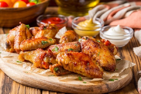 Пържени пилешки крилца във фритюрник със сос Бъфало (люти) - снимка на рецептата